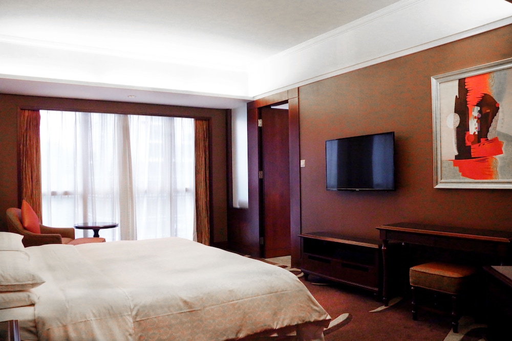 Executive Suite, 1 King Bed - Photo 2