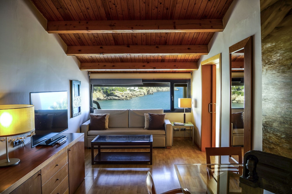 Superior Suite, 1 King Bed, Hot Tub, Sea View