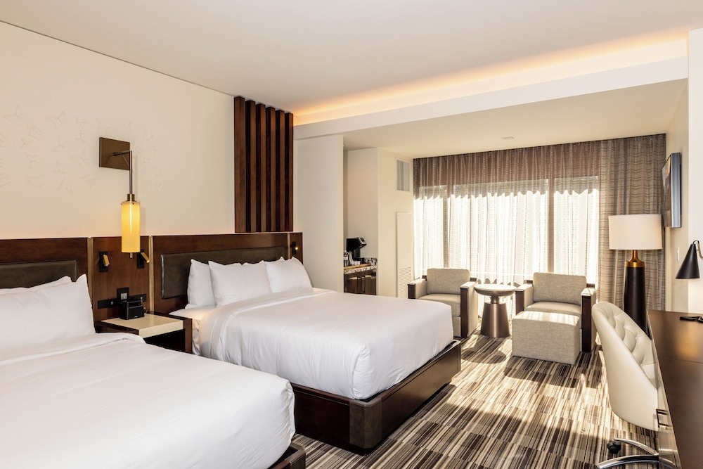 Monarch Luxury - 2 Queen Beds - Photo 1