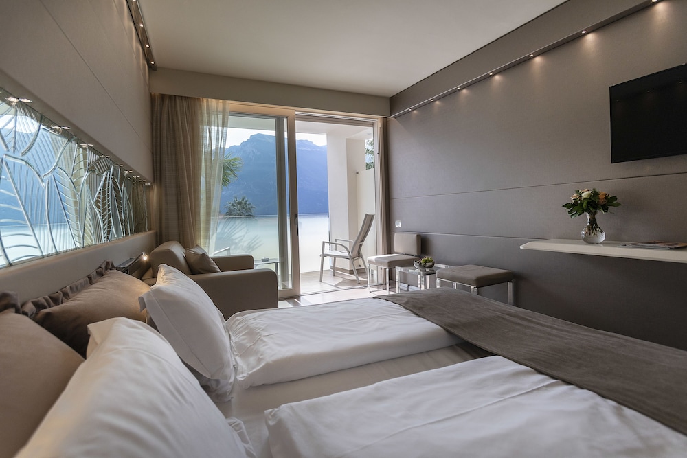 Junior Suite, partial lake