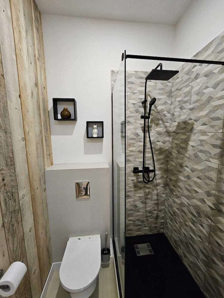 City Apartment, Private Bathroom, Pool View (Suite Curieuse) - Photo 18