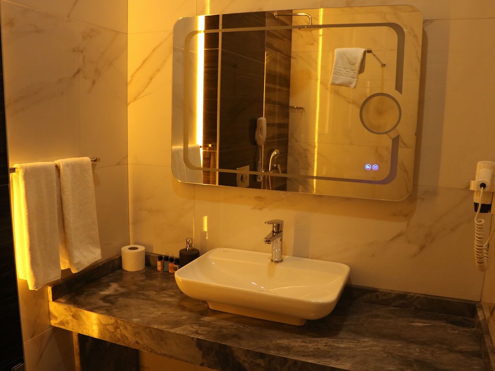 Standard Double or Twin Room - Photo 9