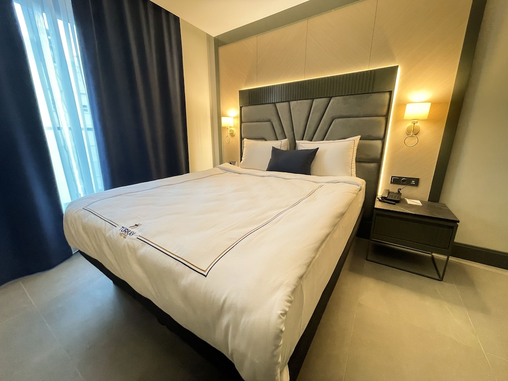 Deluxe Room, 1 King Bed, City View thumbnail 5
