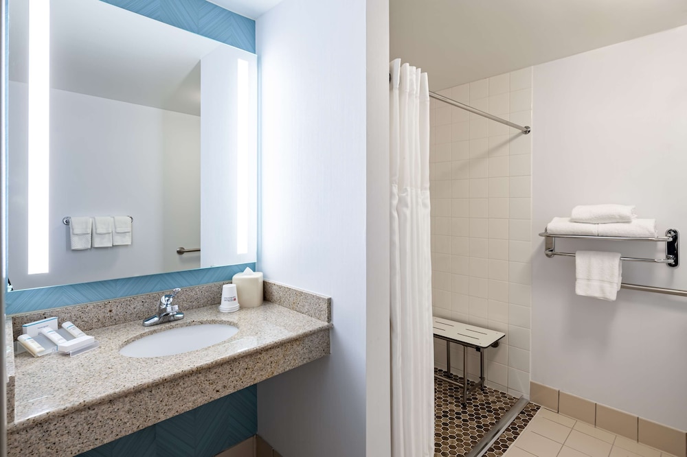 Suite, Accessible - Photo 5
