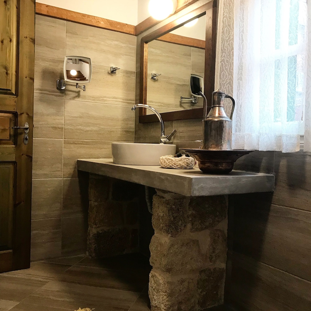 Romantic Studio Suite, 1 King Bed, Courtyard View photo 2