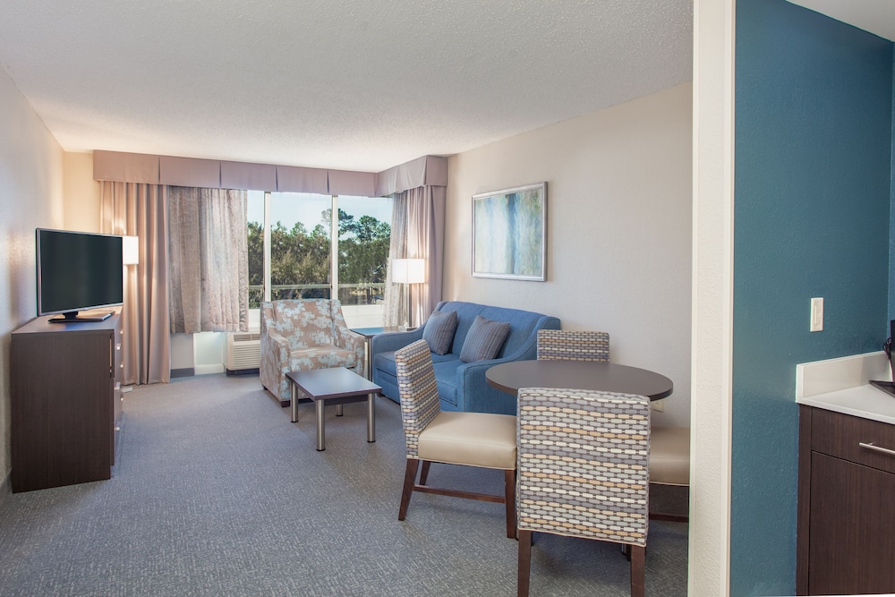 Suite, 1 Bedroom (Living Area) - Photo 4