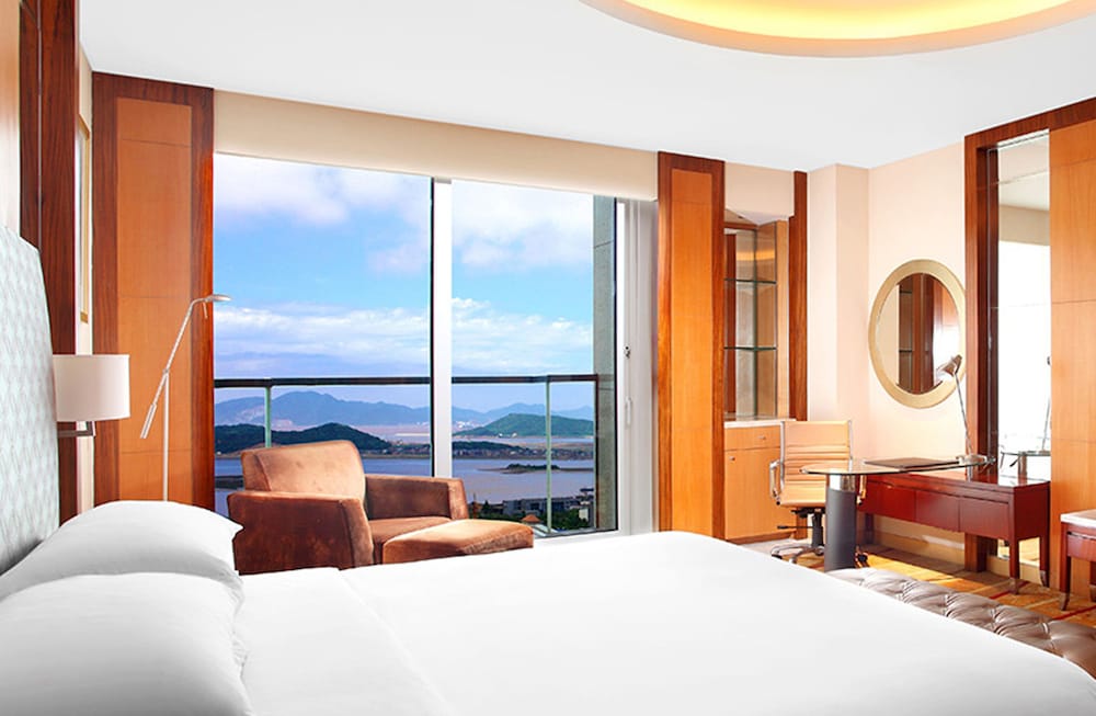 Room, 1 King Bed, Balcony, City View photo 3
