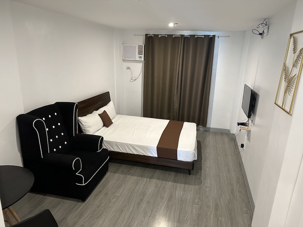 Deluxe Studio Suite, 1 Queen Bed - Photo 2