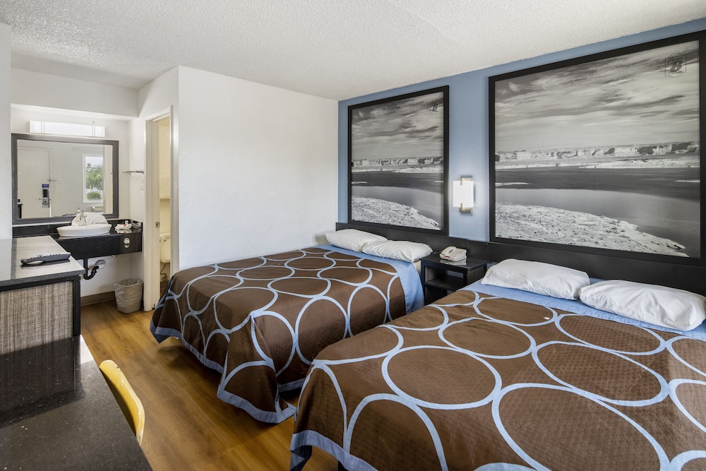 Basic Room, 2 Double Beds, Smoking - Photo 3