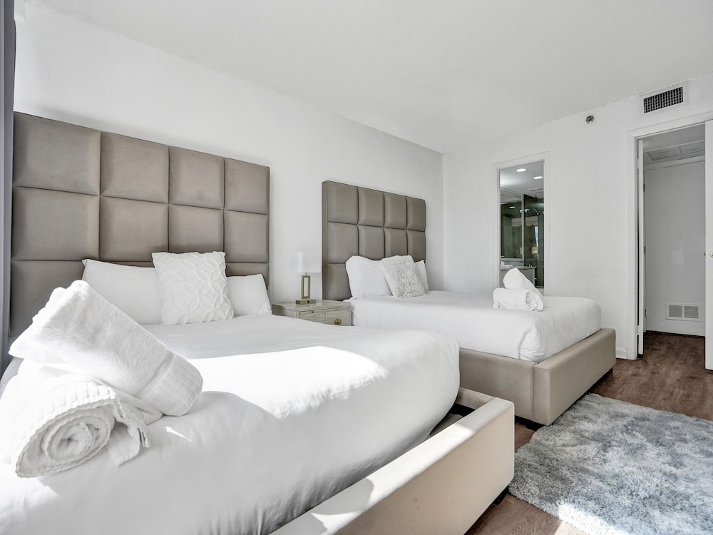 Adorable 2 Bedroom Condo / Beach 605