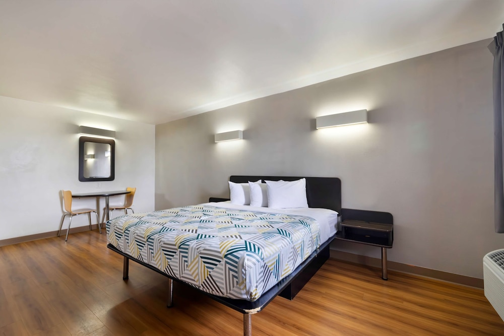 Standard Room, 1 Queen Bed, Non Smoking - Photo 2