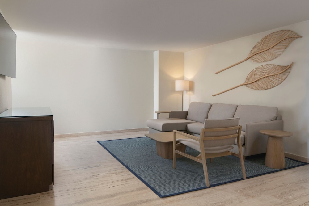Suite, 1 King Bed, Non Smoking, Balcony, Ocean View thumbnail 5