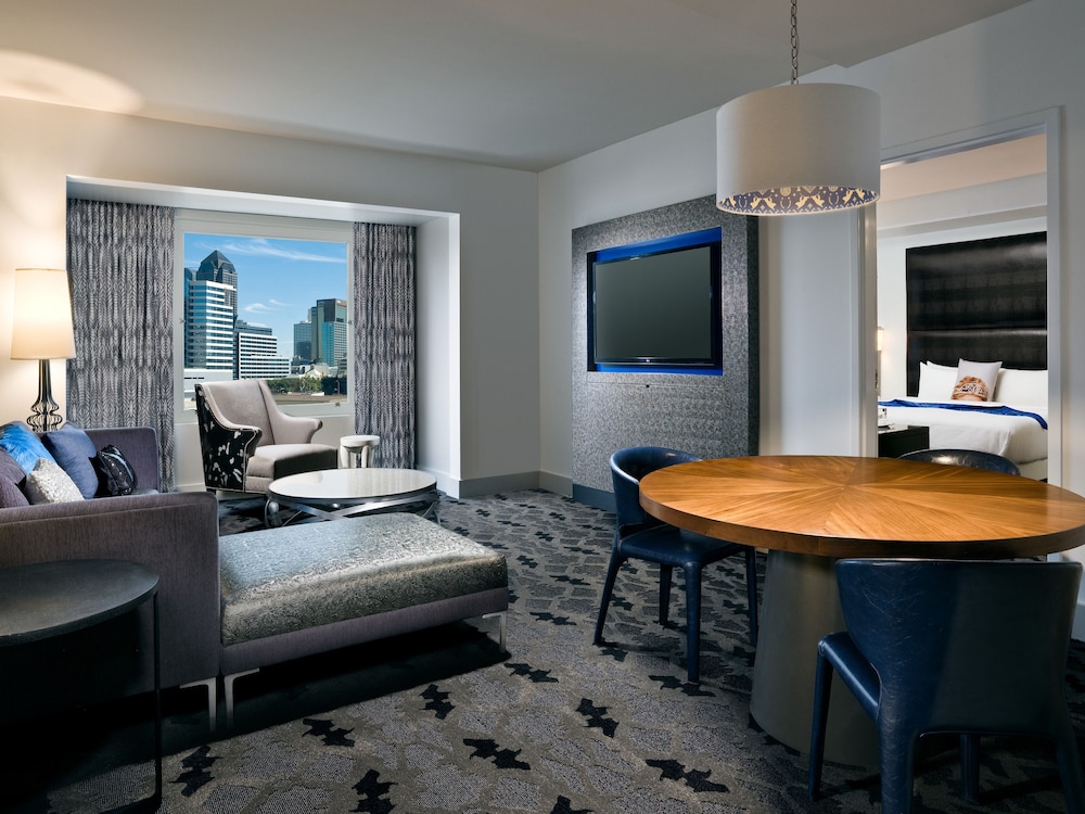Deluxe Suite, 1 King Bed - Photo 2