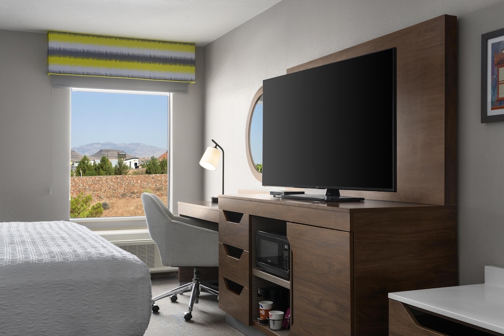 Room, 1 King Bed with Sofa bed, Refrigerator & Microwave - Photo 1