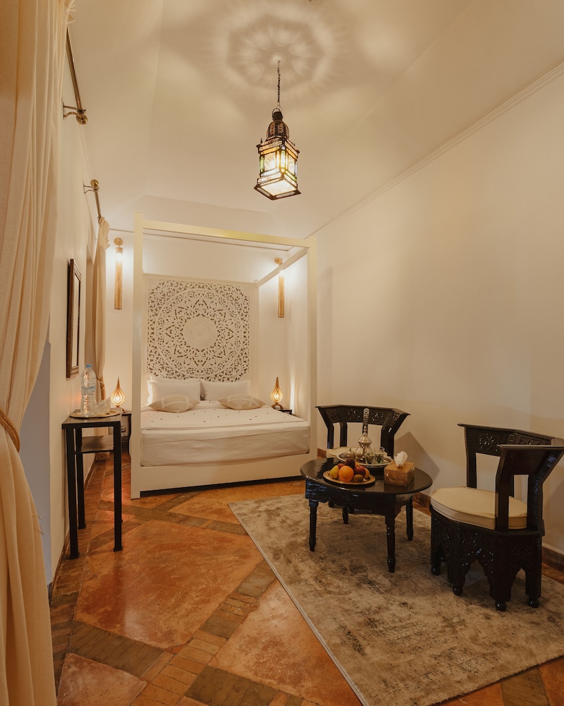 Senior Suite, 1 King Bed, Courtyard View