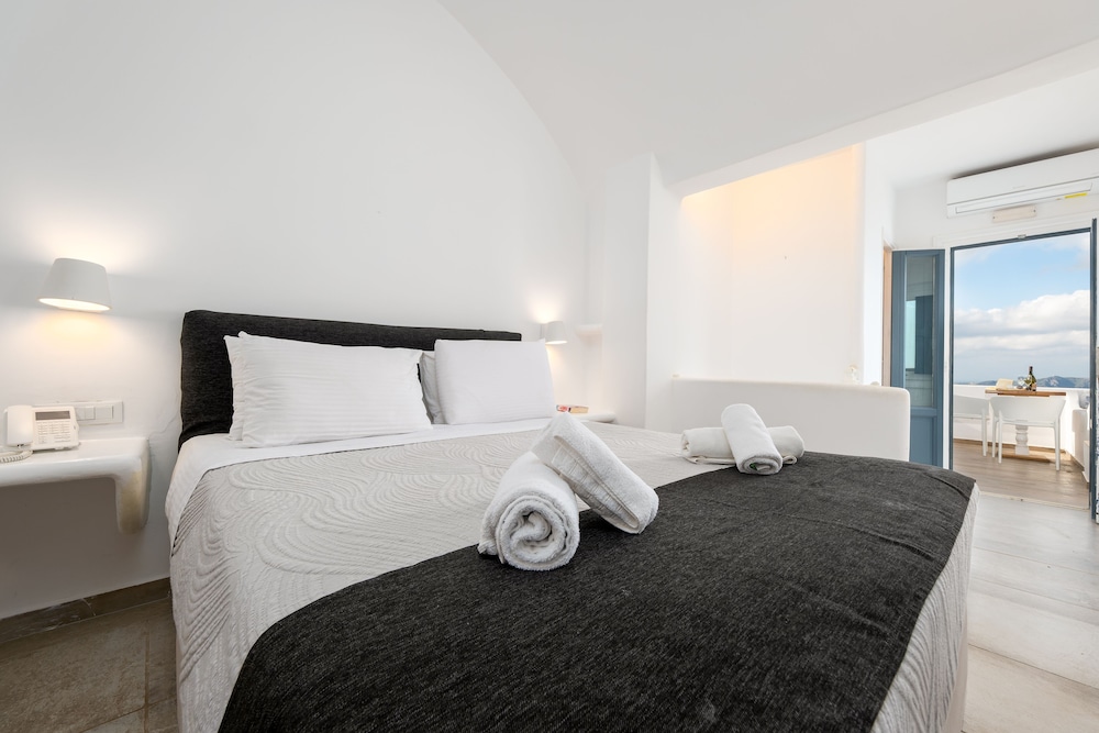 Loft Suite with Plunge Pool & Caldera View - Photo 11
