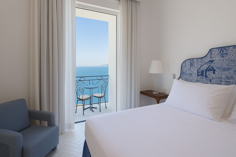 Deluxe Premium with sea view photo 2