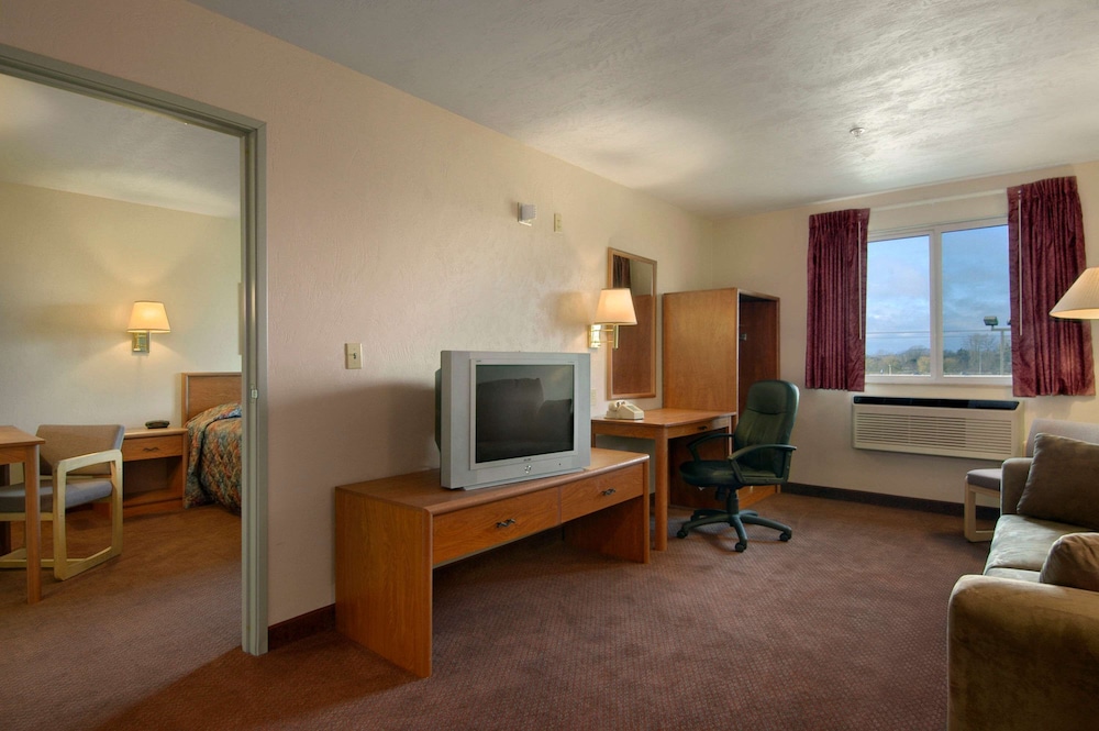 Suite, 1 Queen Bed, Refrigerator photo 1