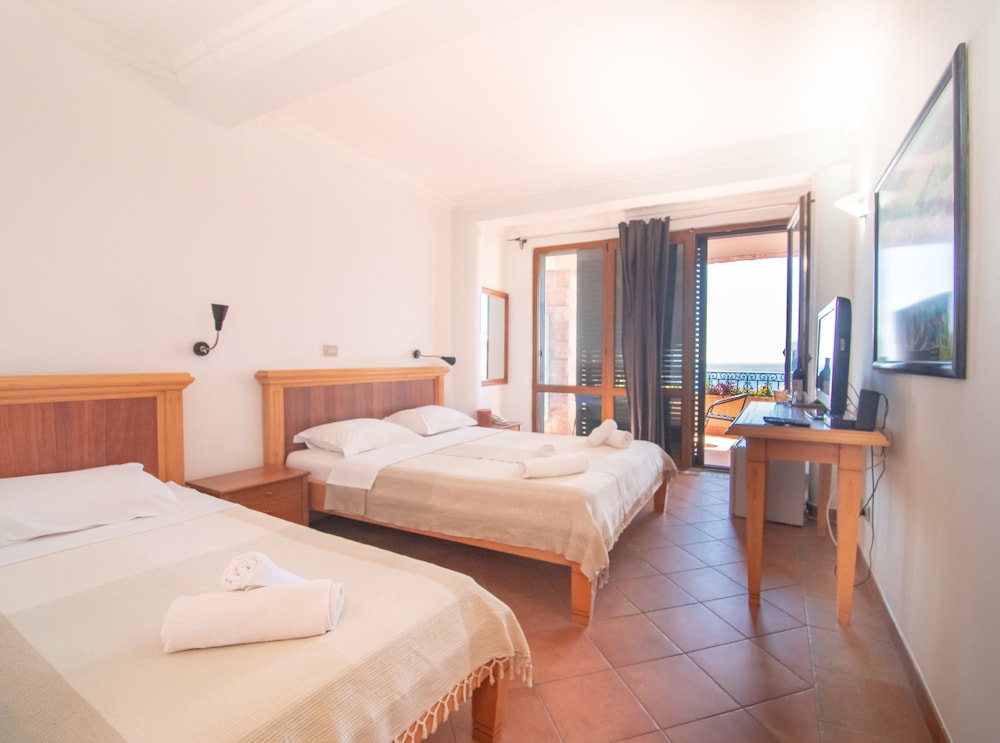Standard Triple Room, Balcony, Partial Ocean View