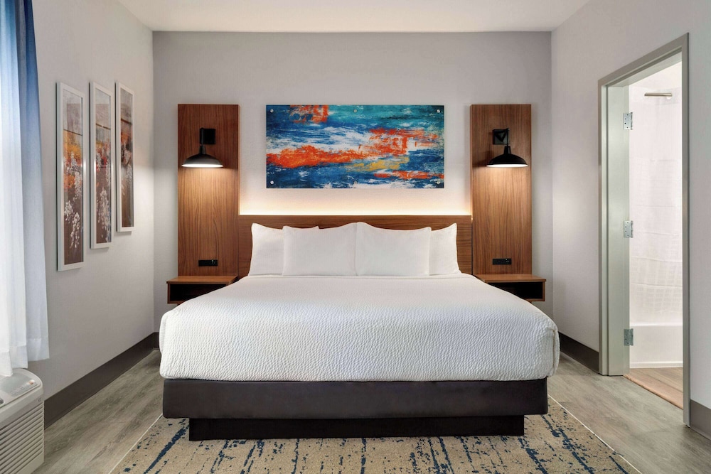Suite, 1 King Bed, Non Smoking - Photo 2