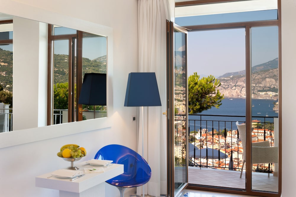 Royal Suite, Hot Tub, Sea View - Photo 4