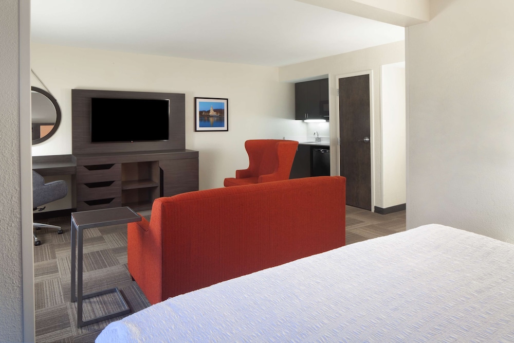 Deluxe Room, 1 King Bed, Accessible (Hearing) - Photo 4