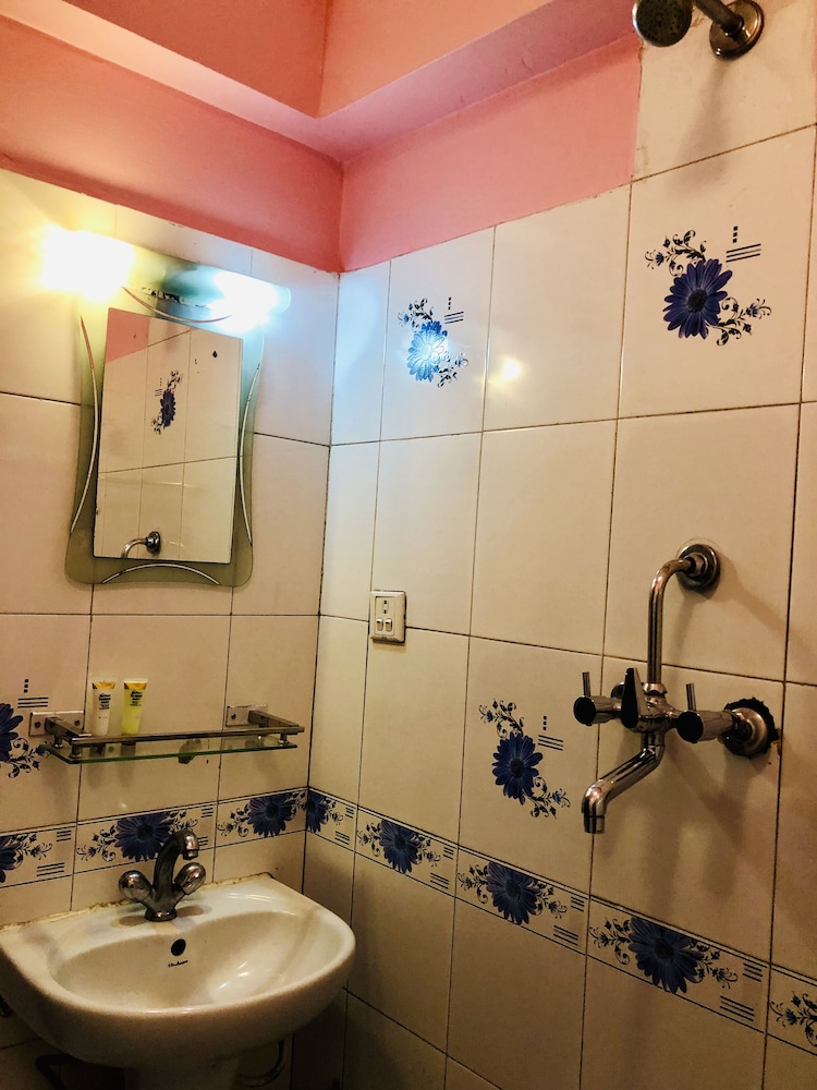 Standard Double or Twin Room - Photo 5