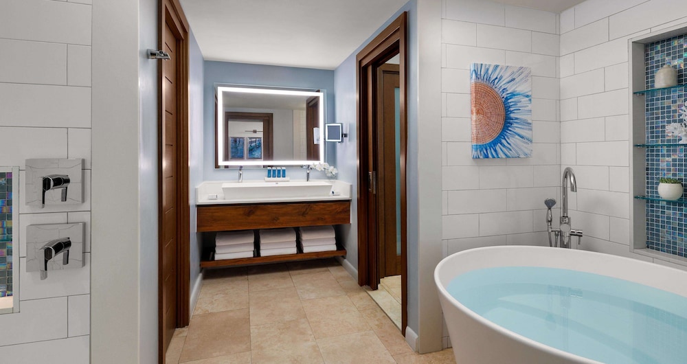 Luxury Room, 1 Bedroom, Ocean View (Silver Sun Walkout Butler Suite) photo 3
