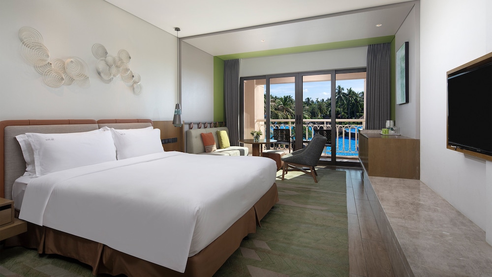 Premium Room, 1 King Bed, Pool View - Photo 5