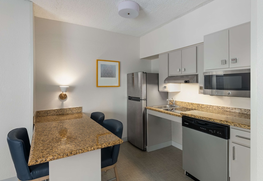 Suite, Accessible, Non Smoking (Mobility/Hearing accessible w/ tub) photo 3