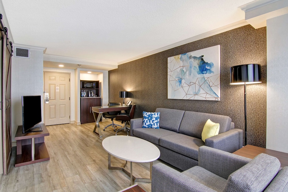 Lifestyle Suite, 1 Queen Bed with Sofa Bed, Accessible - Photo 3