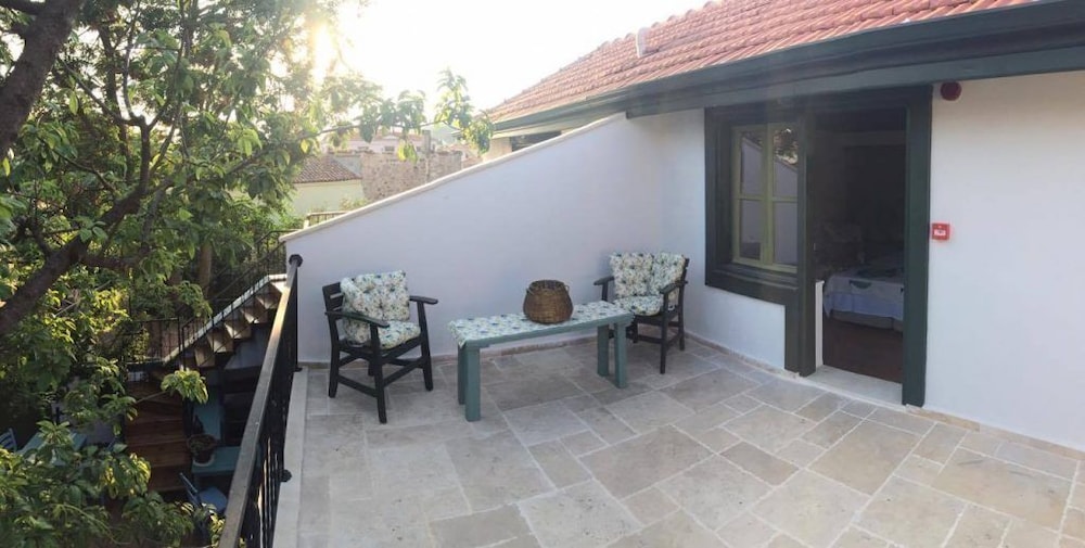 Standard Triple Room, Terrace photo 3