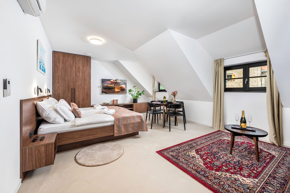 Deluxe Studio Suite