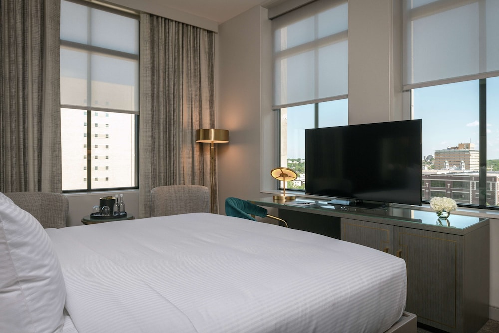 Premier Room, 1 King Bed, Accessible - Photo 2