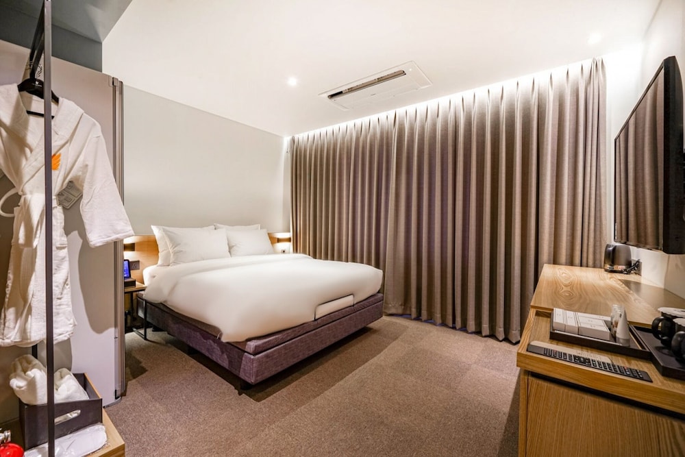 Standard Double - OTT free viewing, Latex motion bed, Bathtub, Safe, Free parking - Photo 3