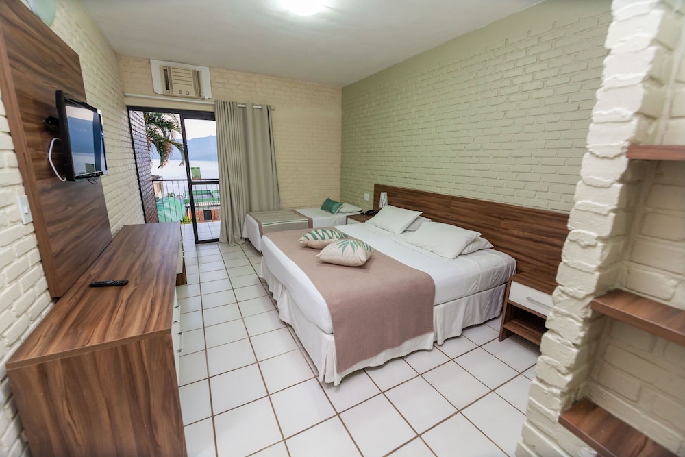 Standard Double or Twin Room, Multiple Beds, Partial Ocean View, Garden Area photo 1