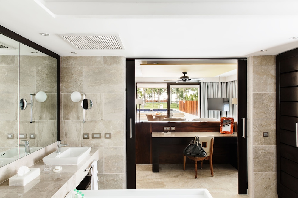 Suite (Swim Up Premium Level) photo 3
