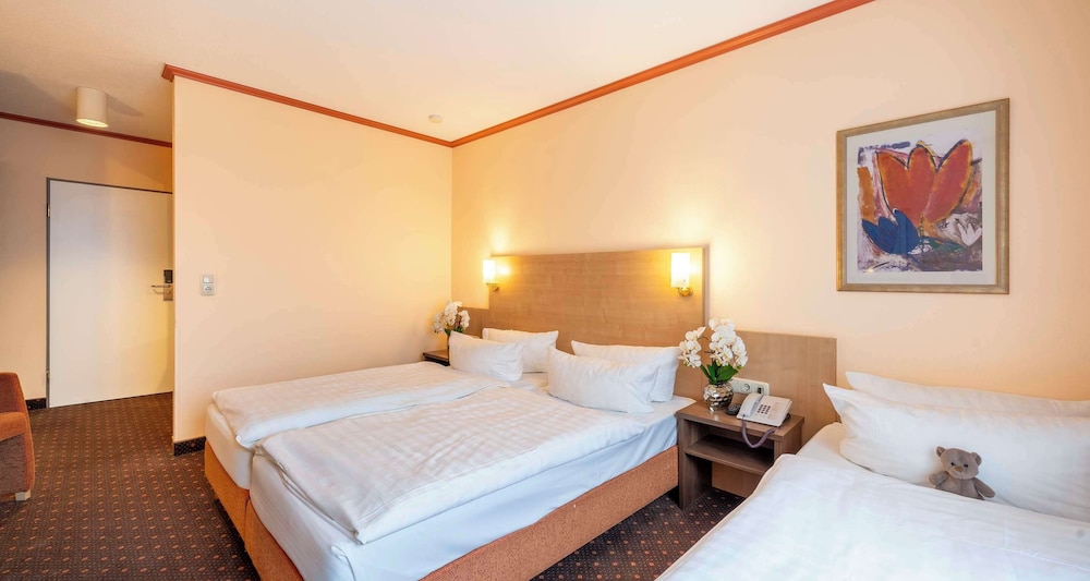 Standard Room, Multiple Beds - Photo 10