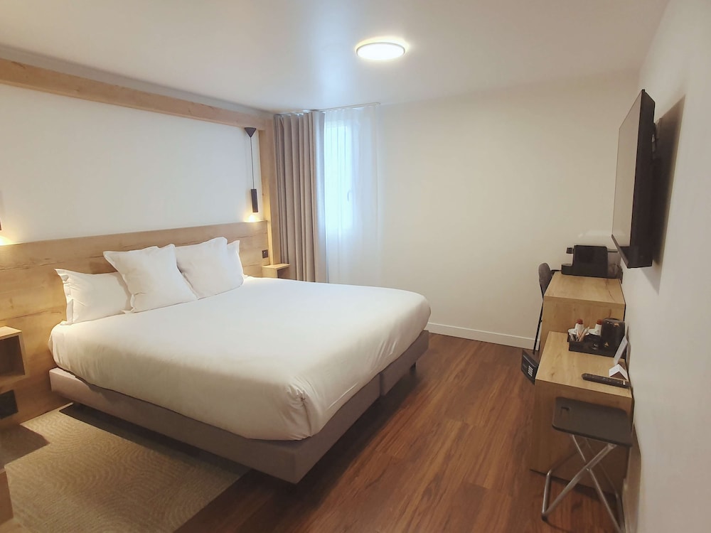 Superior Room, 1 King Bed, Non Smoking (Shower Only) - Photo 2