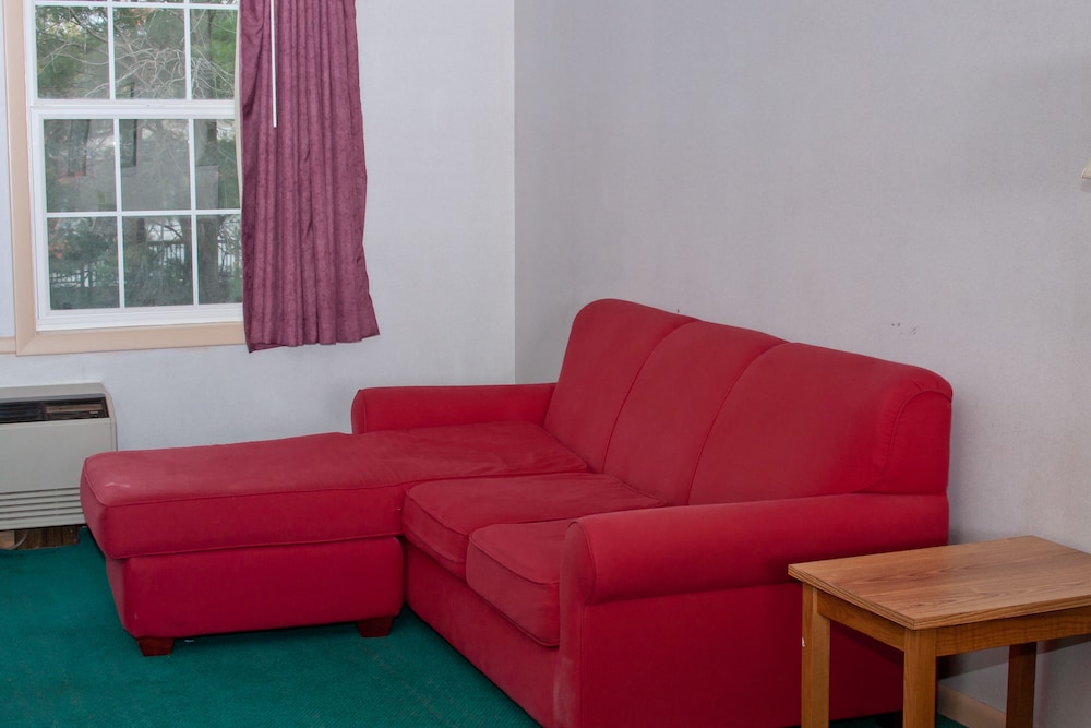 Family Room - Not Wheelchair Accessible - Photo 9