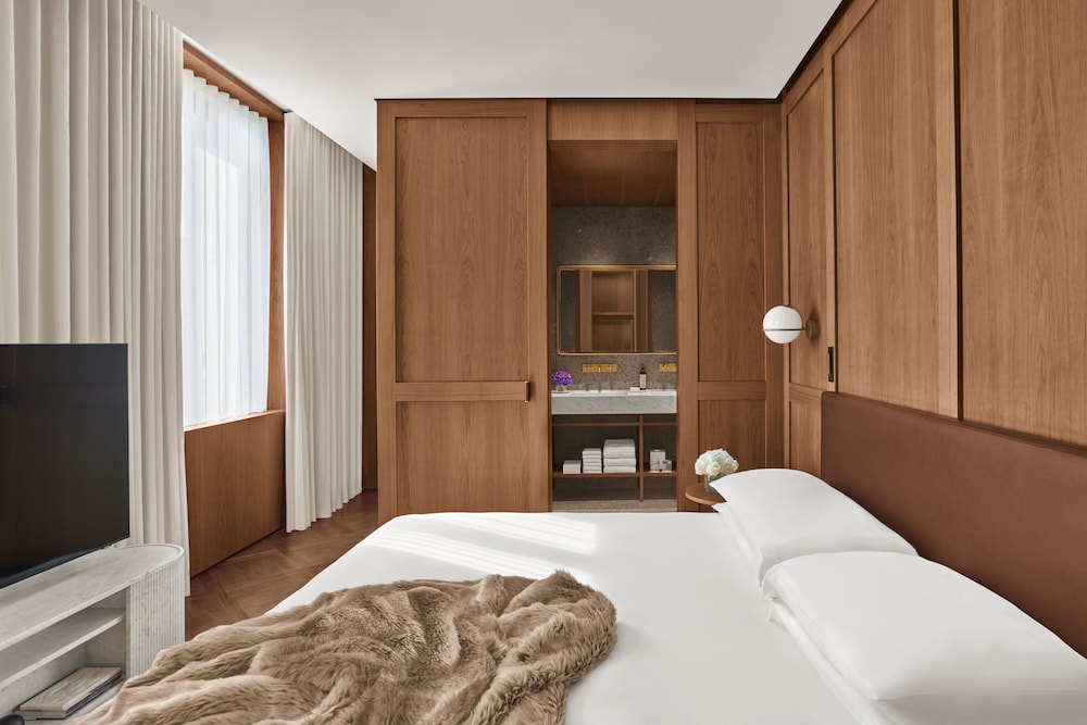Suite, 1 King Bed, City View (Terrace)
