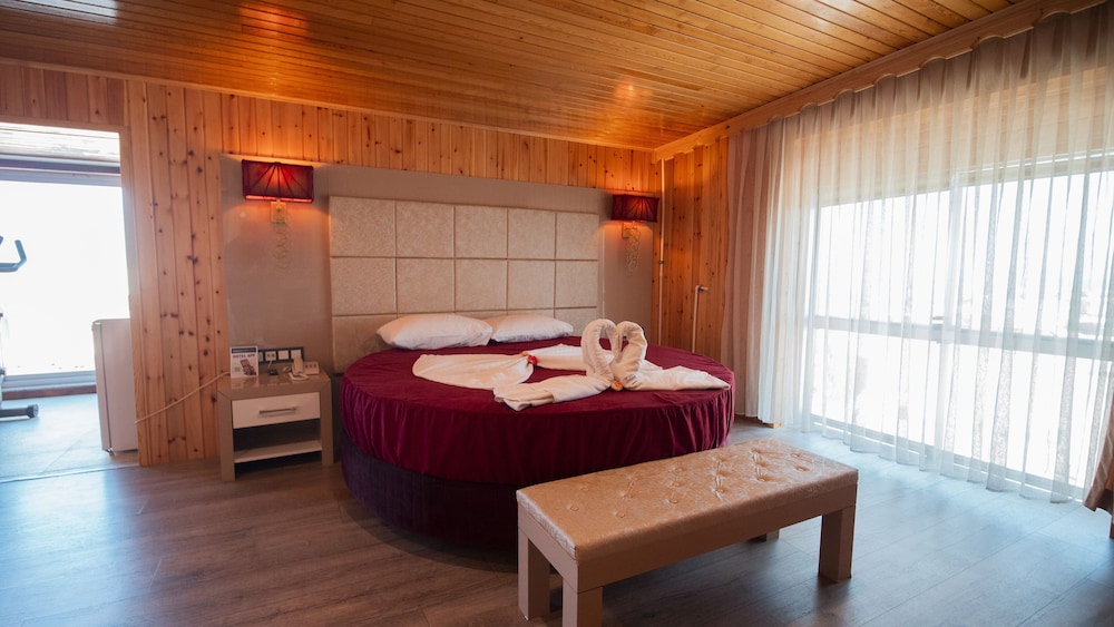 Royal Room, 1 King Bed, Smoking, Sea View