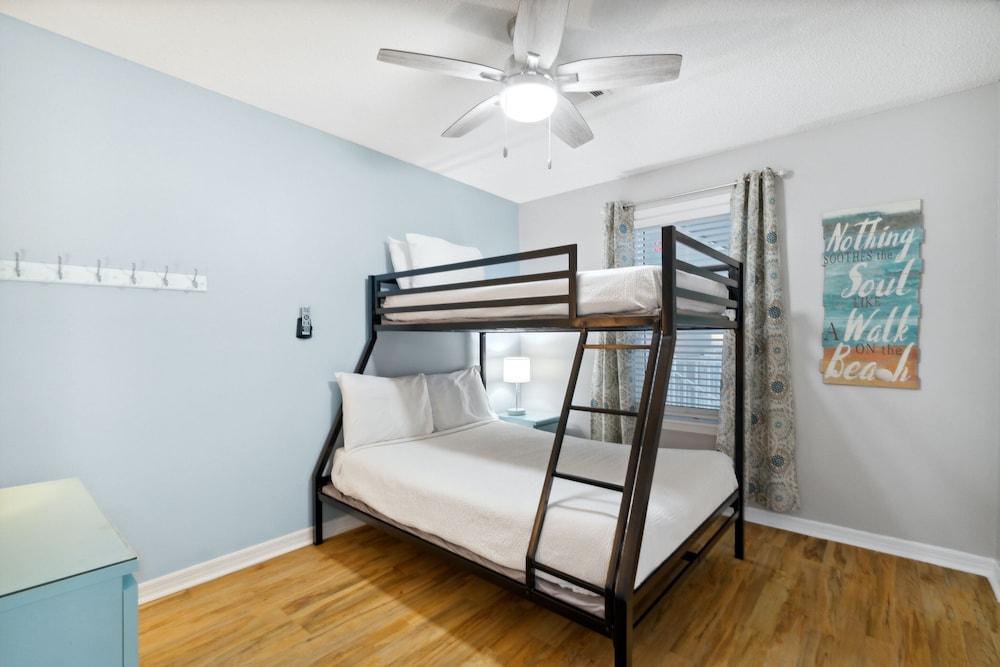Condo, 3 Bedrooms, 2 Bathrooms (1023) photo 3