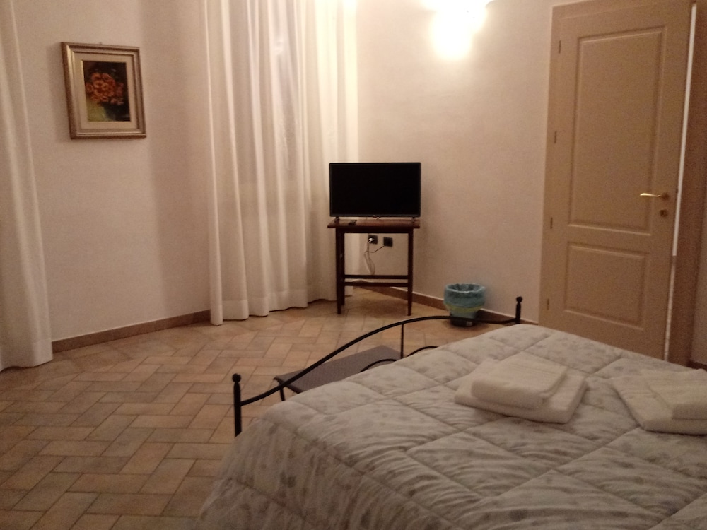 Traditional Double Room, Shared Bathroom (Il Salice) photo 3