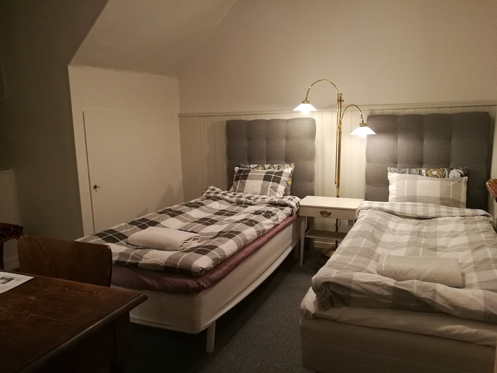 Economy Twin Room, 2 Twin Beds photo 3