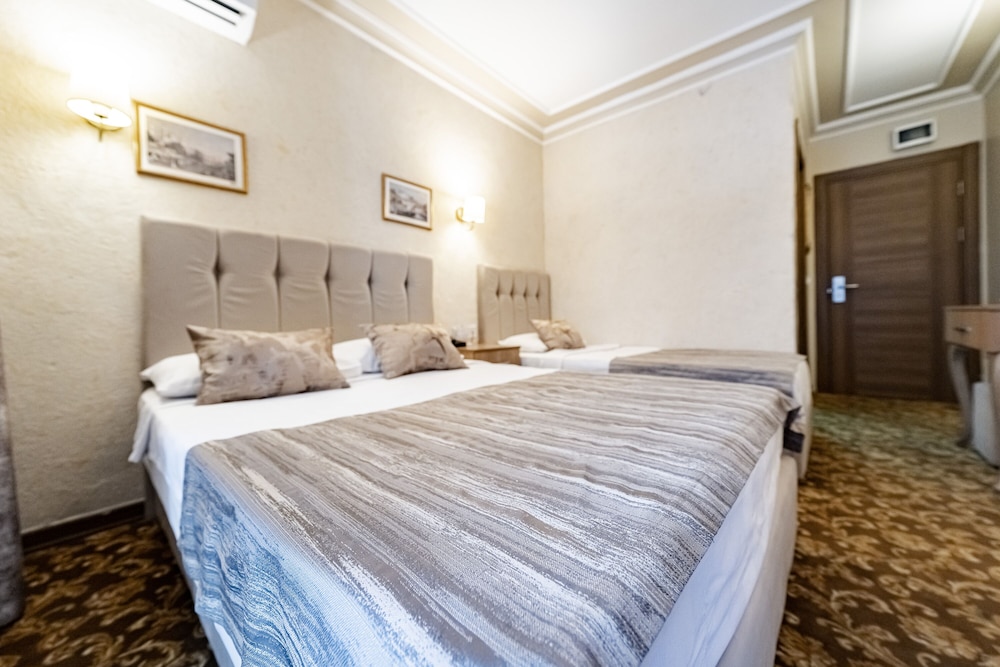 Standard Room with City View and French Balcony (Twin Bed) - Photo 7