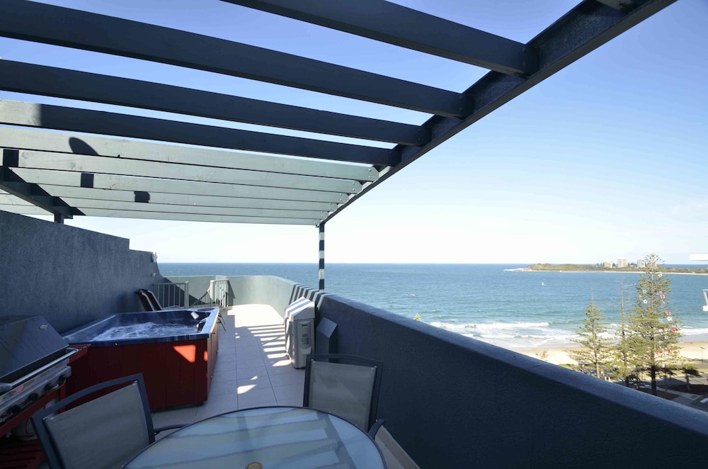 2 Bedroom Beachfront with Rooftop Hot Tub