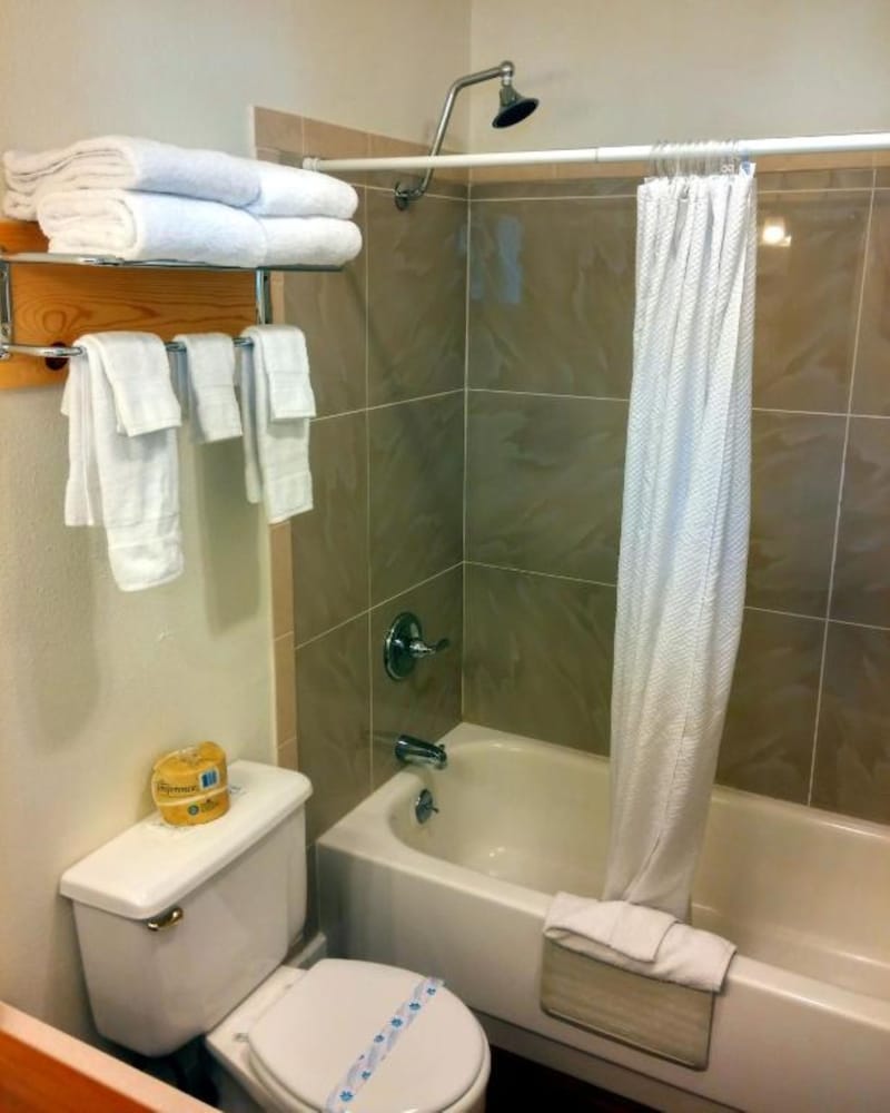 Single Queen Bed (No Pets Allowed) photo 2