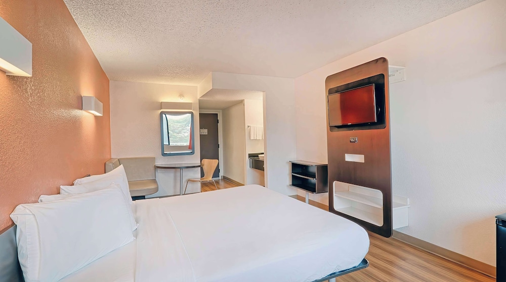 Standard Room, 1 King Bed, Non Smoking, Refrigerator - Photo 11