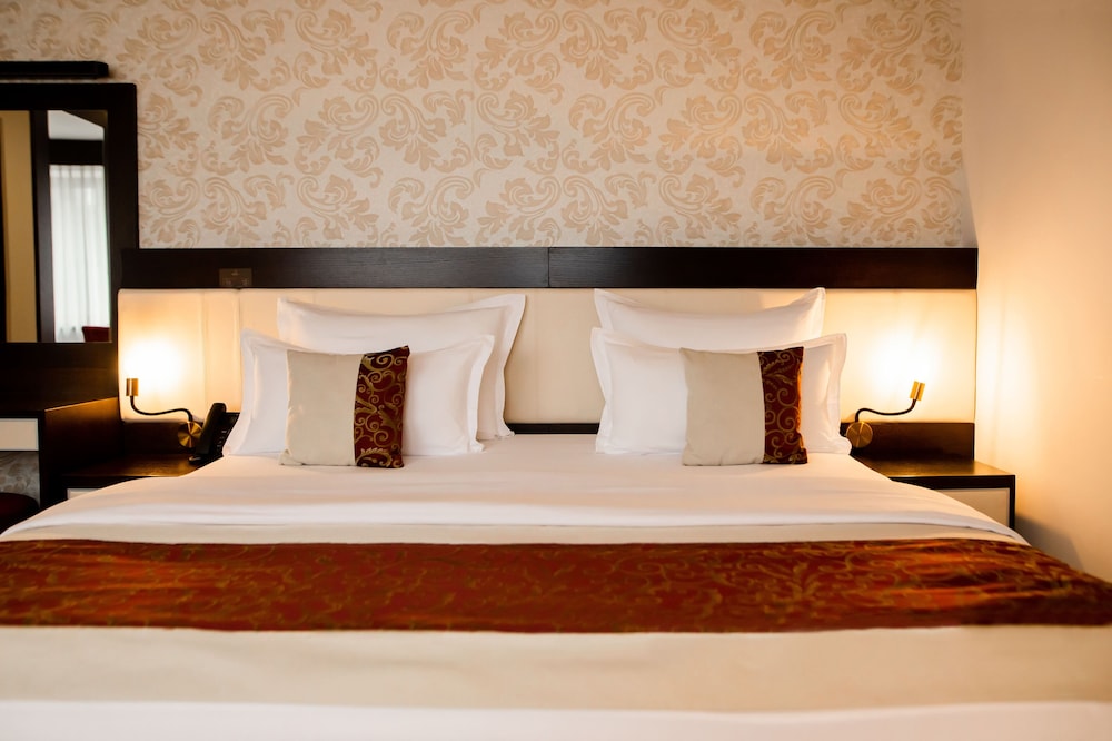 Economy Double Room, 1 King Bed photo 3
